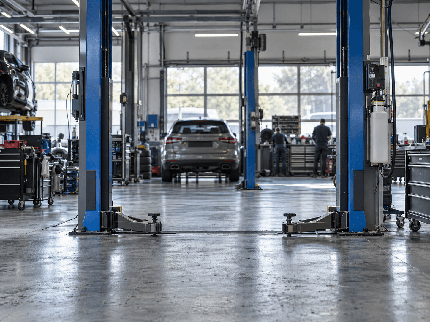 Pont élévateur bleu dans un atelier automobile contemporain.