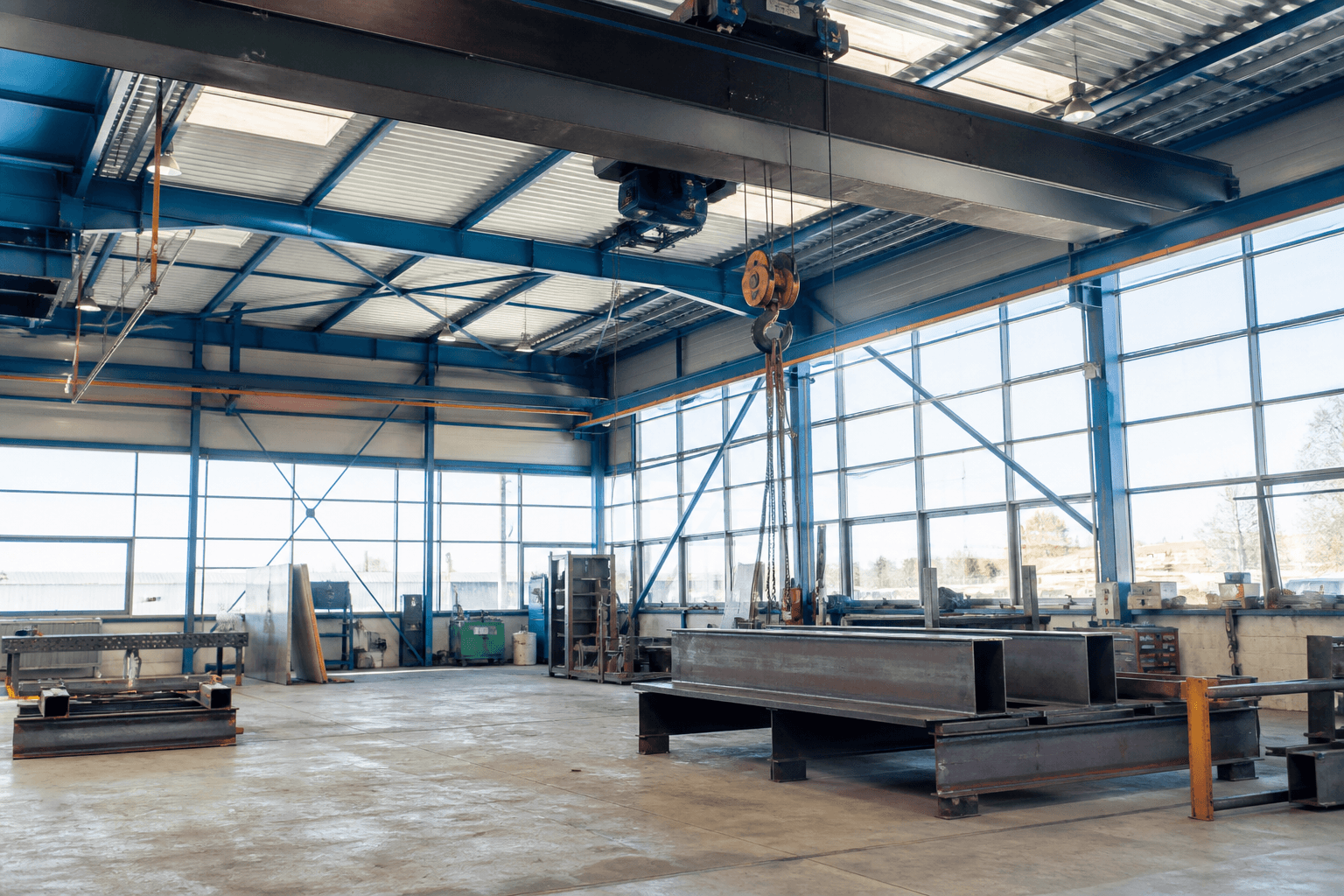 Équipements de levage et de manutention dans un atelier industriel