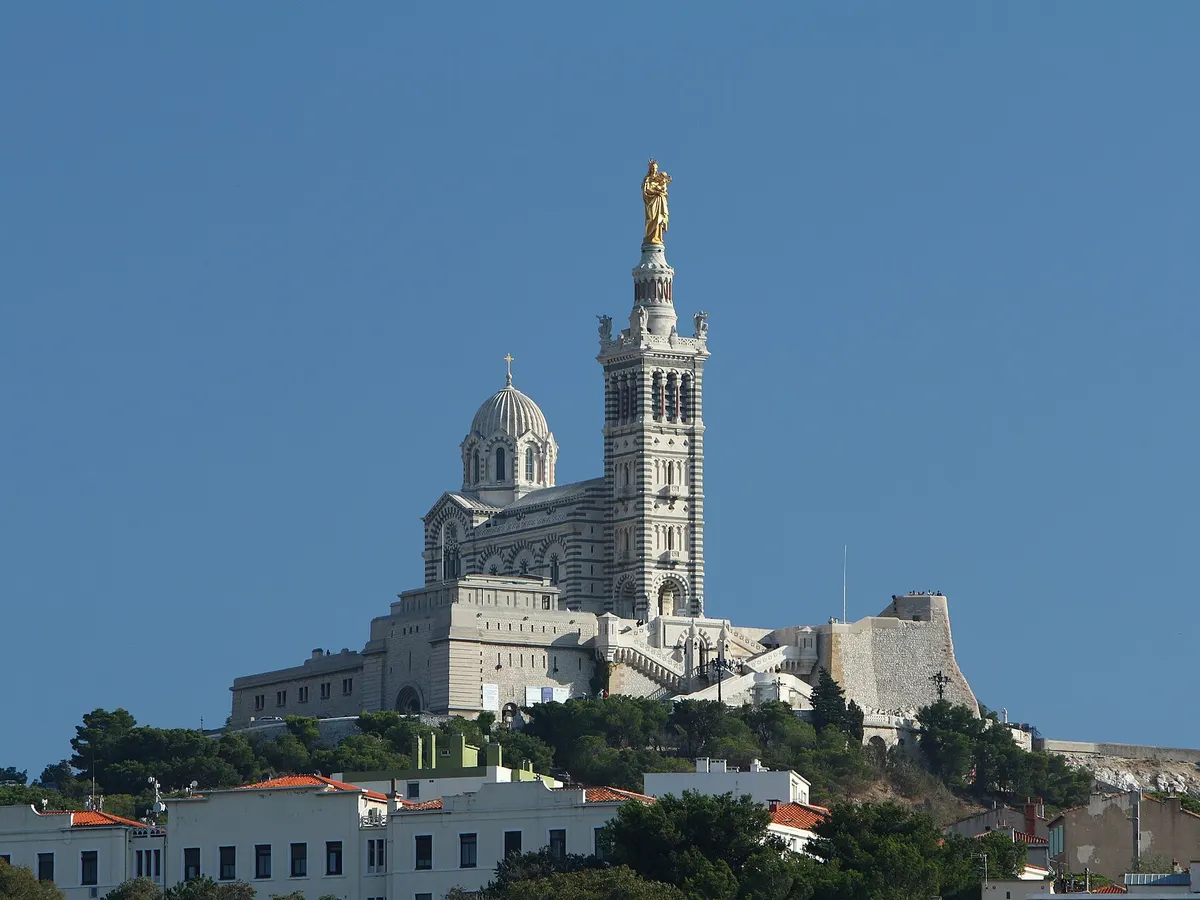 Notre-Dame de la Garde au-dessus du Vieux-Port de Marseille