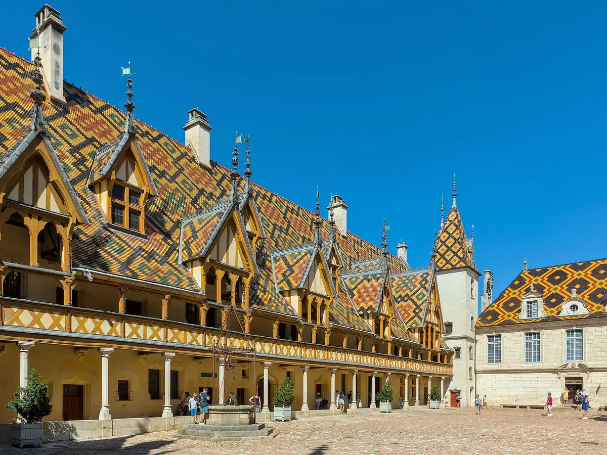 Les toits vernissés des hospices de Beaune