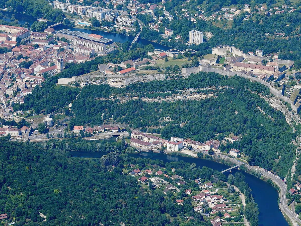 La citadelle Vauban de Besançon au-dessus du Doubs