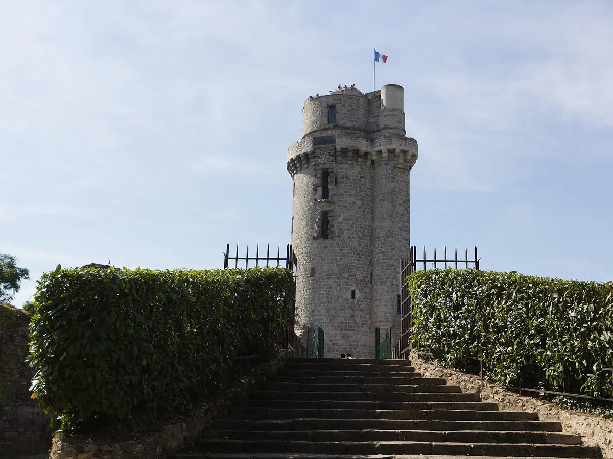 Le donjon médiéval de la tour de Montlhéry sous un ciel d'été