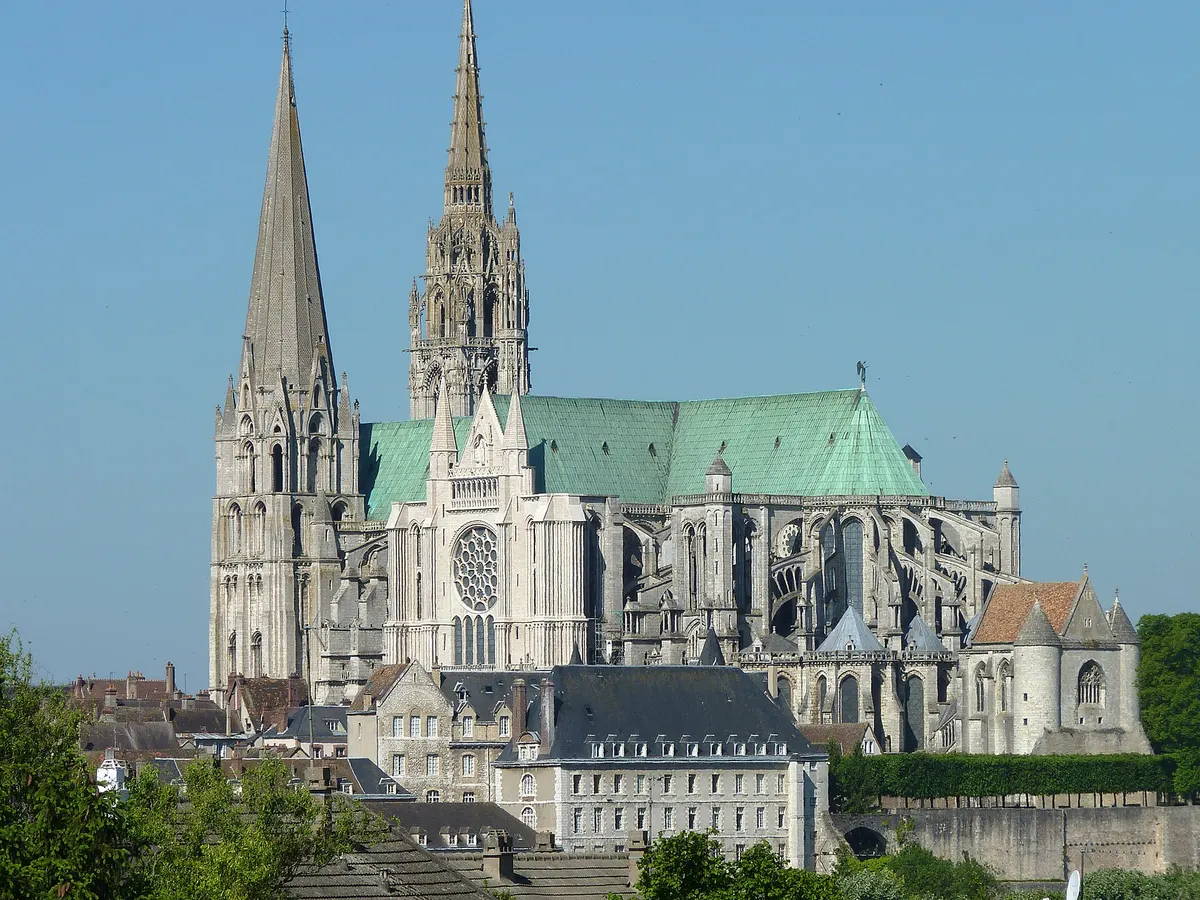 La cathédrale Notre-Dame de Chartres au-dessus des toits