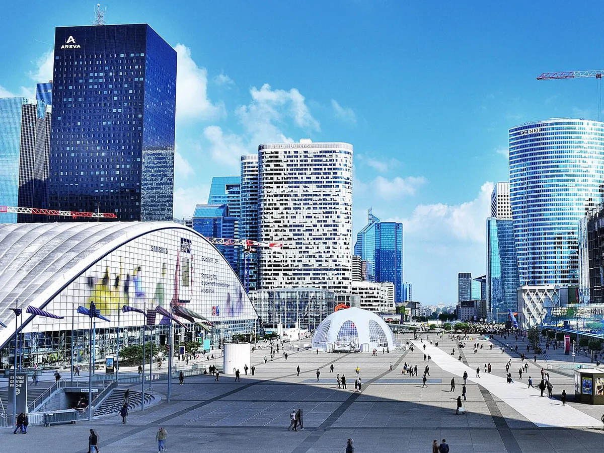 Le parvis de la Défense et ses tours, vus des marches de la Grande Arche