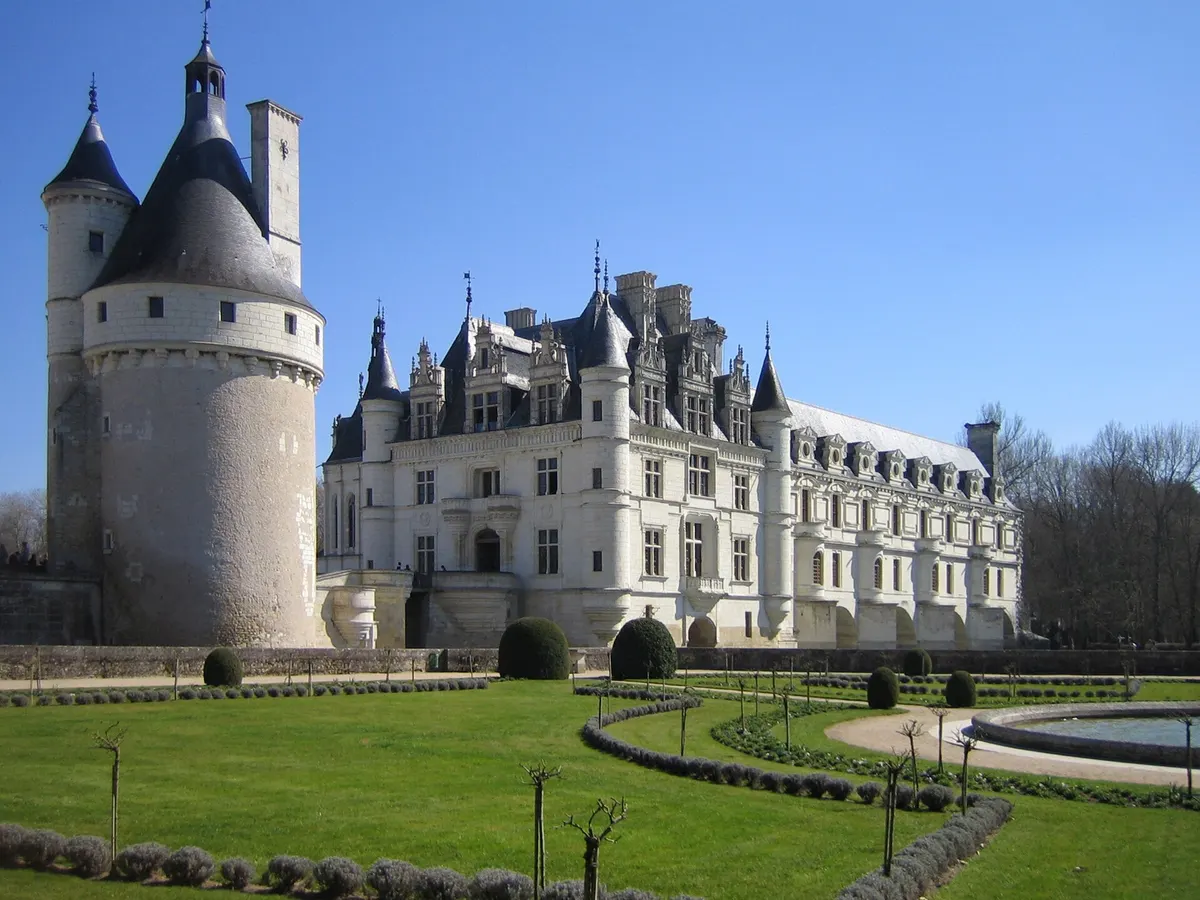 Le château de Chenonceau enjambant le Cher