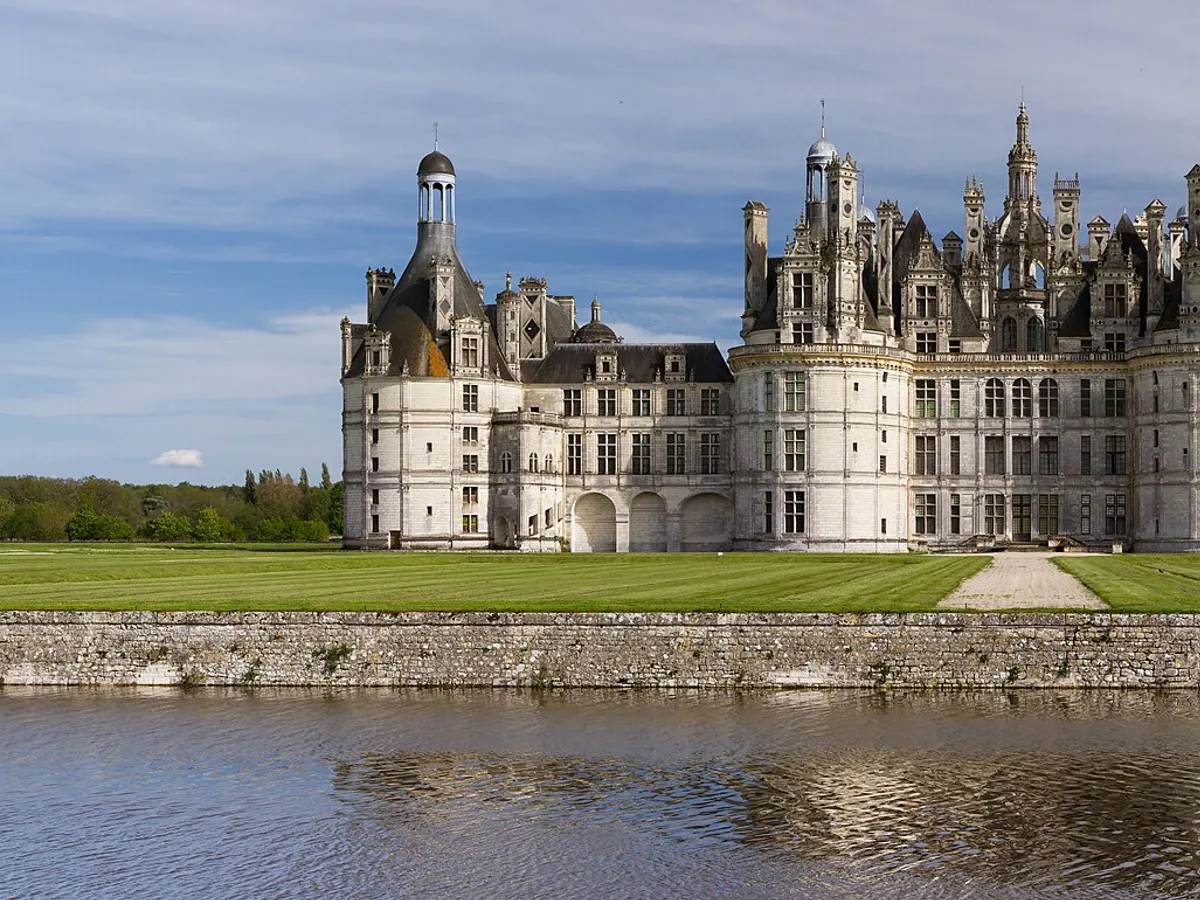Le château de Chambord et son grand canal