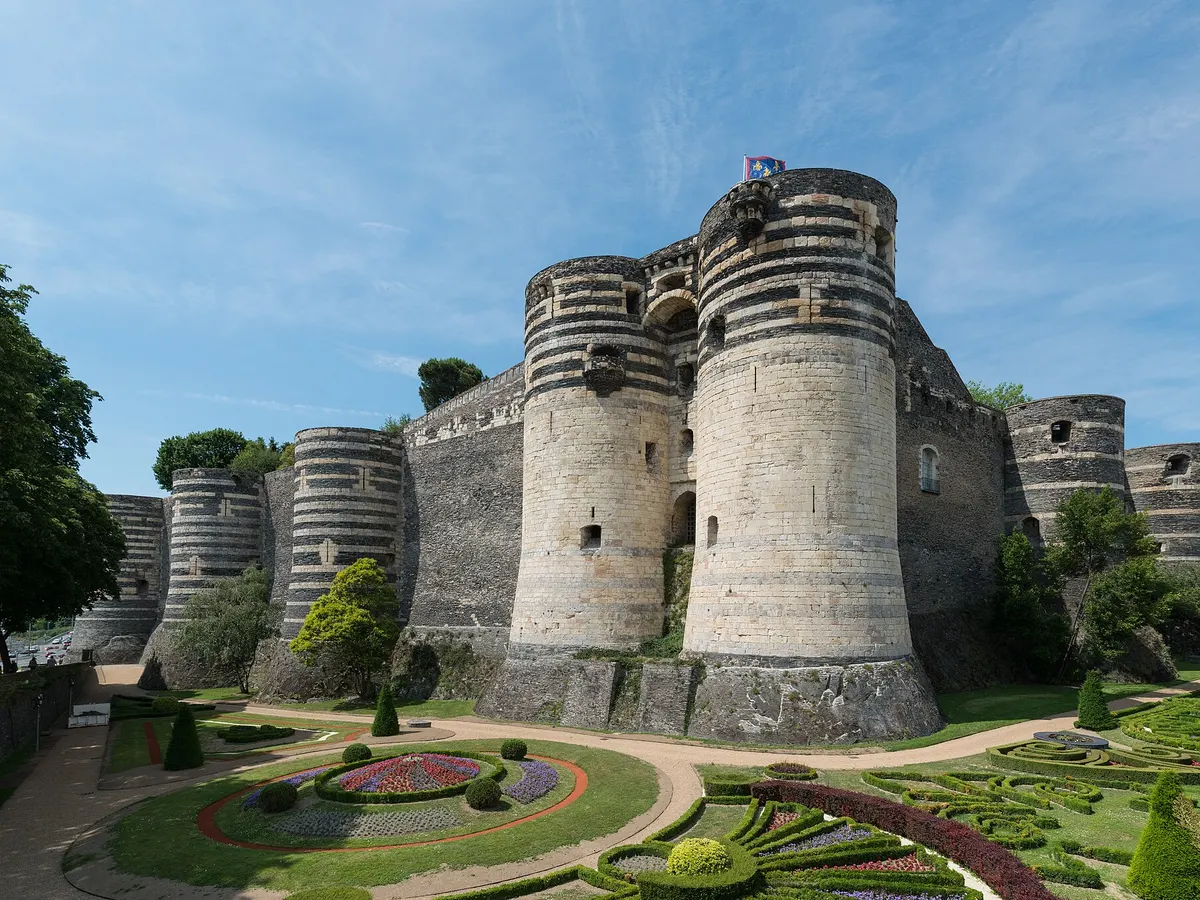 Les tours du château d'Angers au bord de la Maine