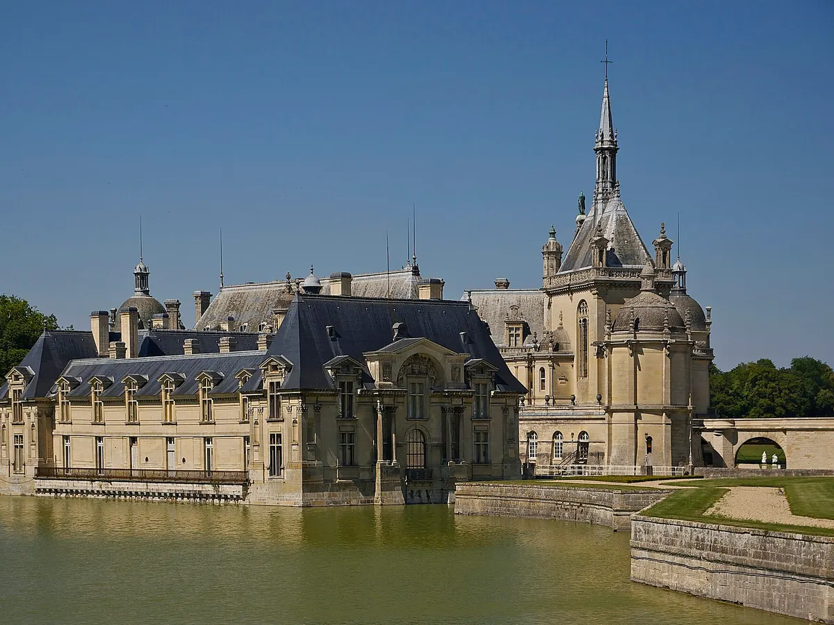 Le château de Chantilly et son plan d'eau