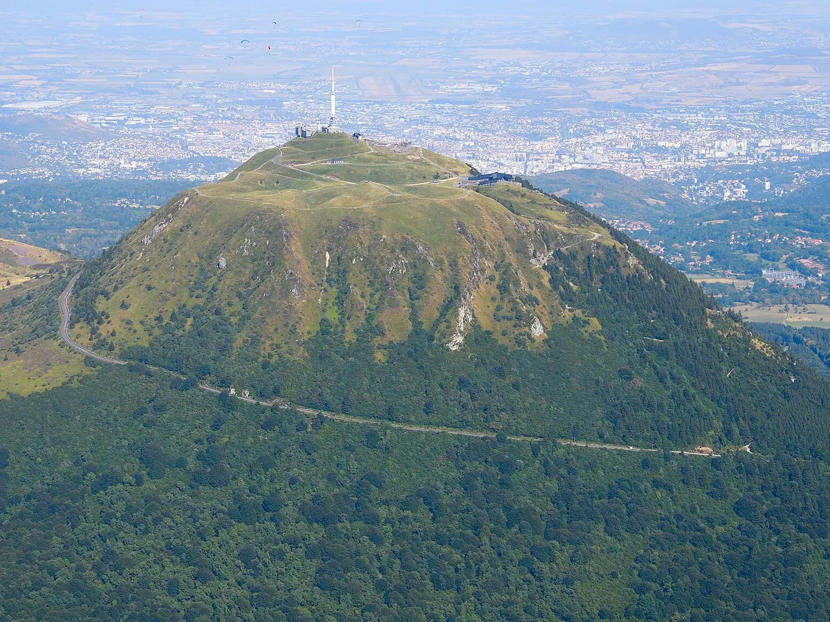Le puy de Dôme dominant la chaîne des Puys