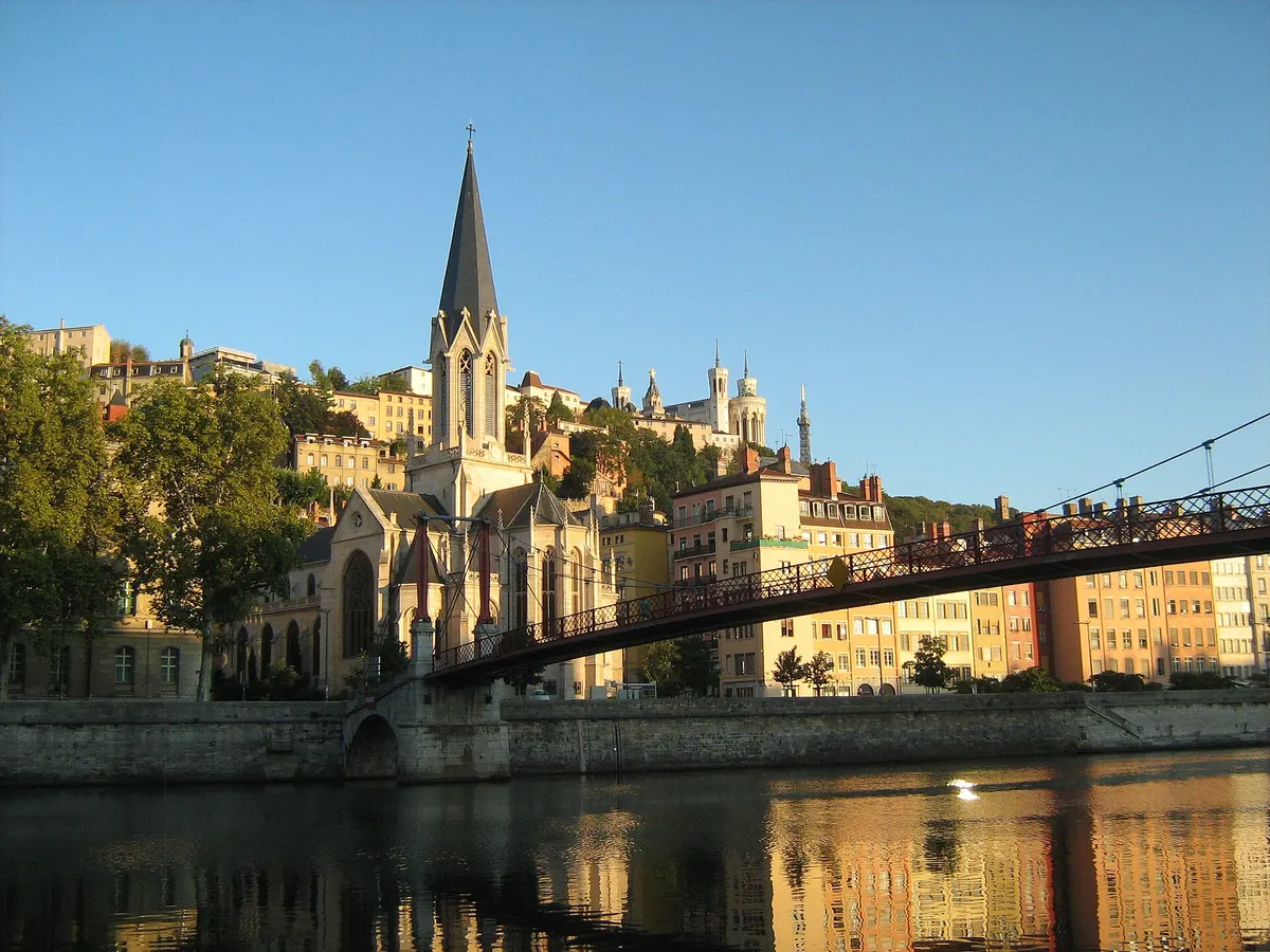 La basilique Notre-Dame de Fourvière au-dessus de Lyon