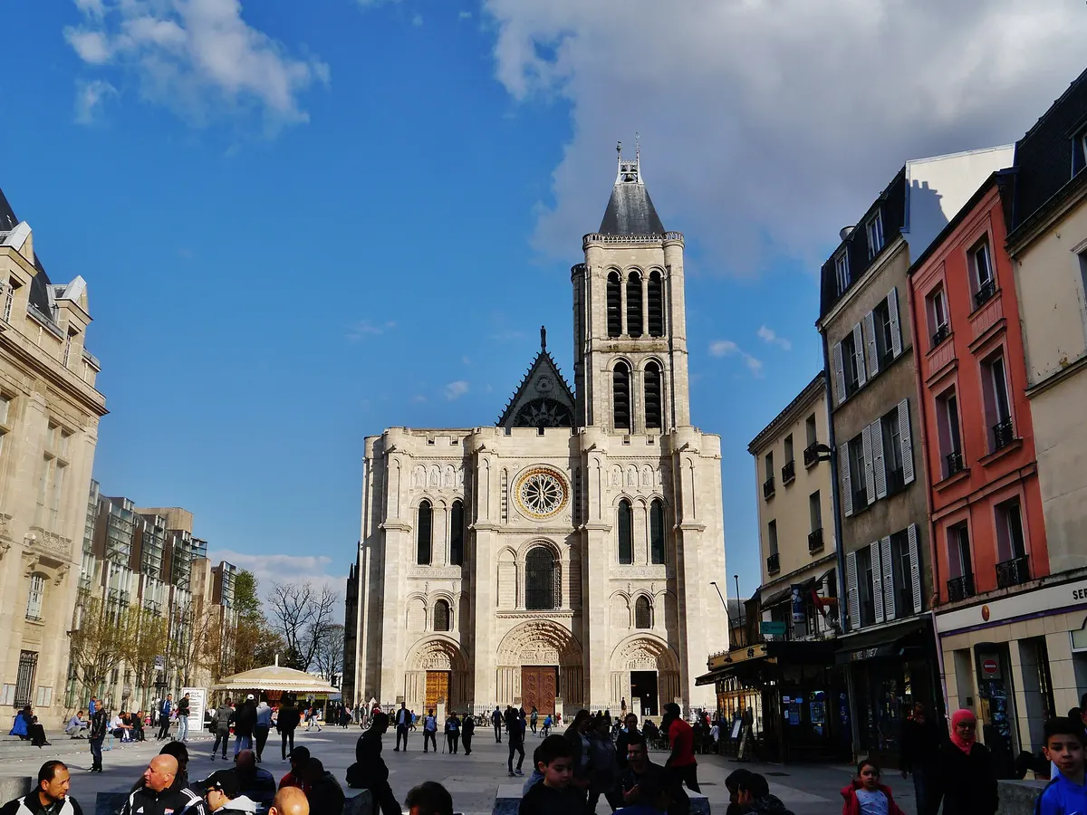 La façade de la basilique de Saint-Denis