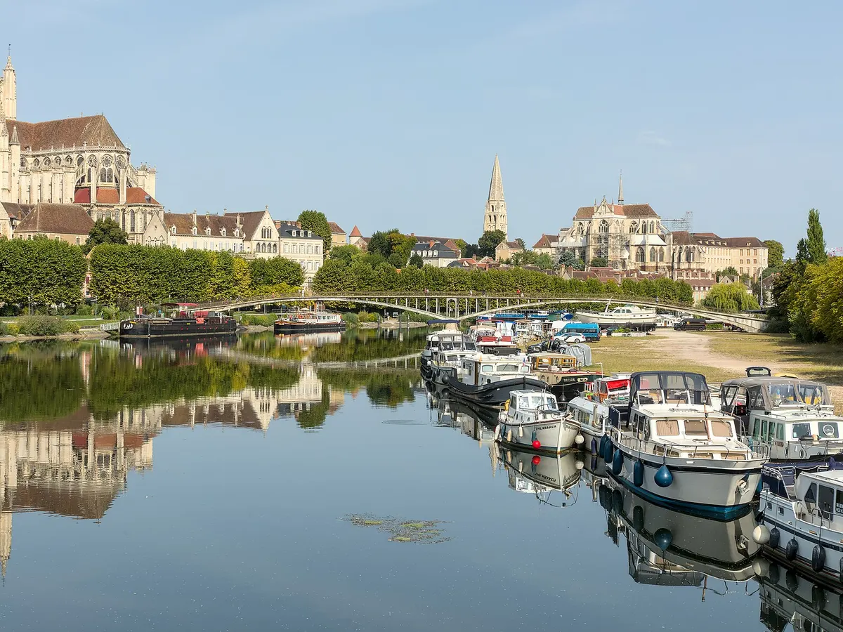 Auxerre et sa cathédrale vues des bords de l'Yonne
